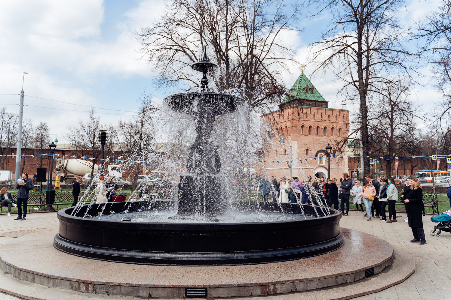 Главный фонтан Нижнего запустили на площади Минина и Пожарского