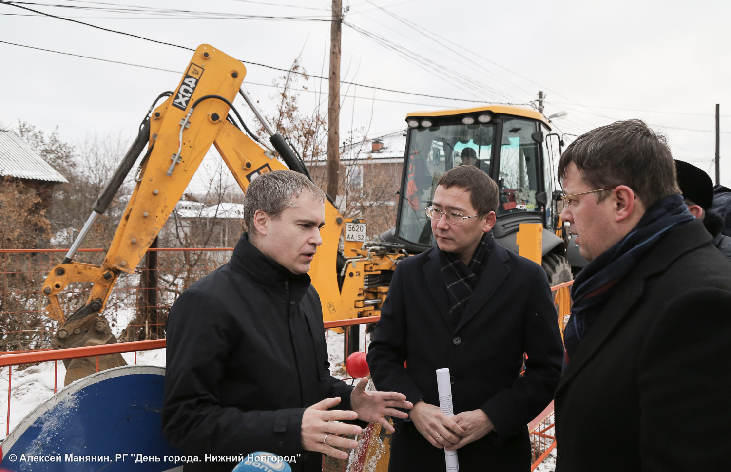 Мэр города проверил ход восстановительных работ по устранению утечки на водопроводе