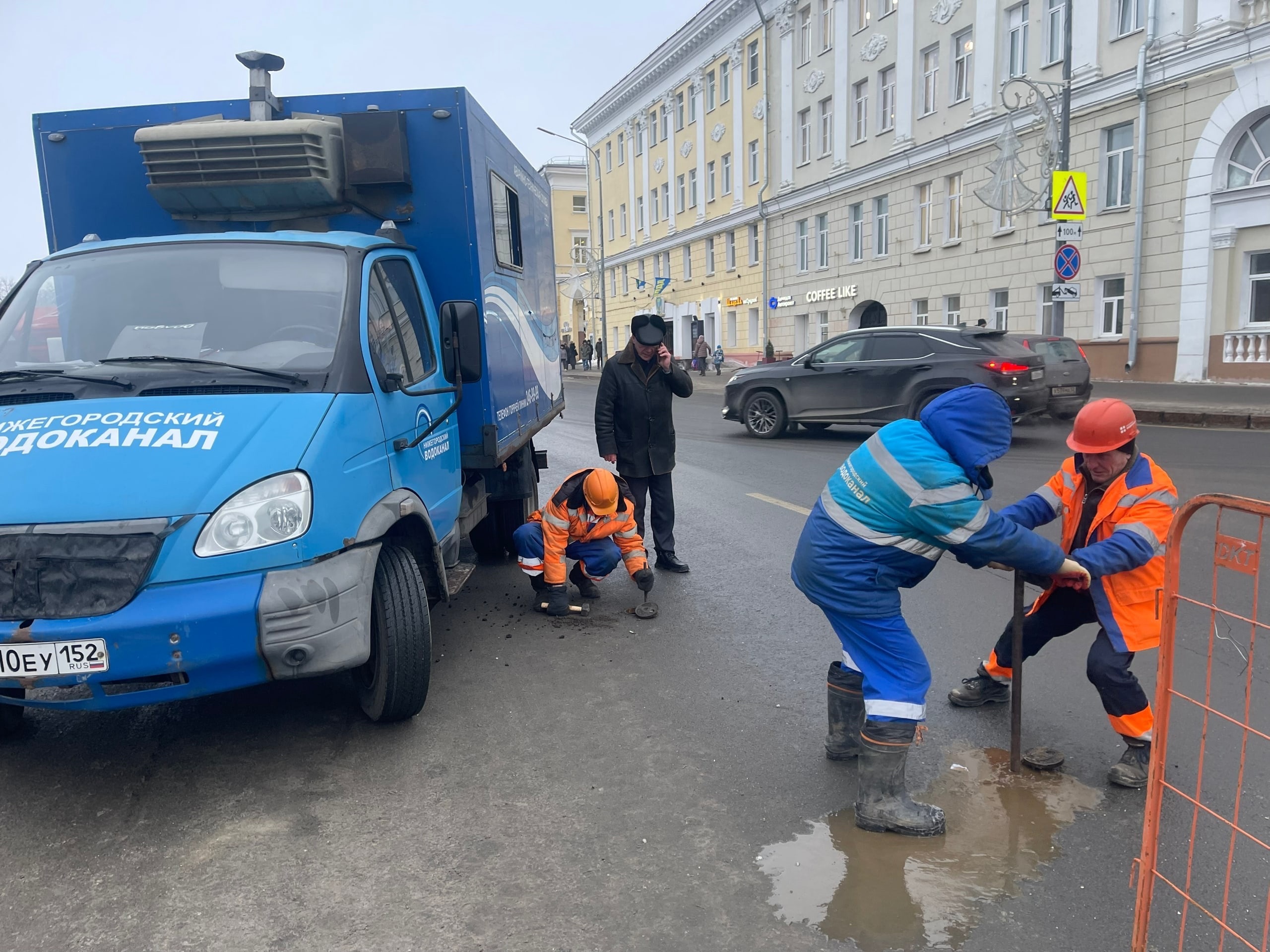 Бригада АО "Нижегородский водоканал" выполняет работы по устранению утечки на площади Минина